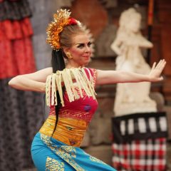 Saudara dalam seni tari Bali. Sanggar Oka’s Denpasar dalam PKB 2015
